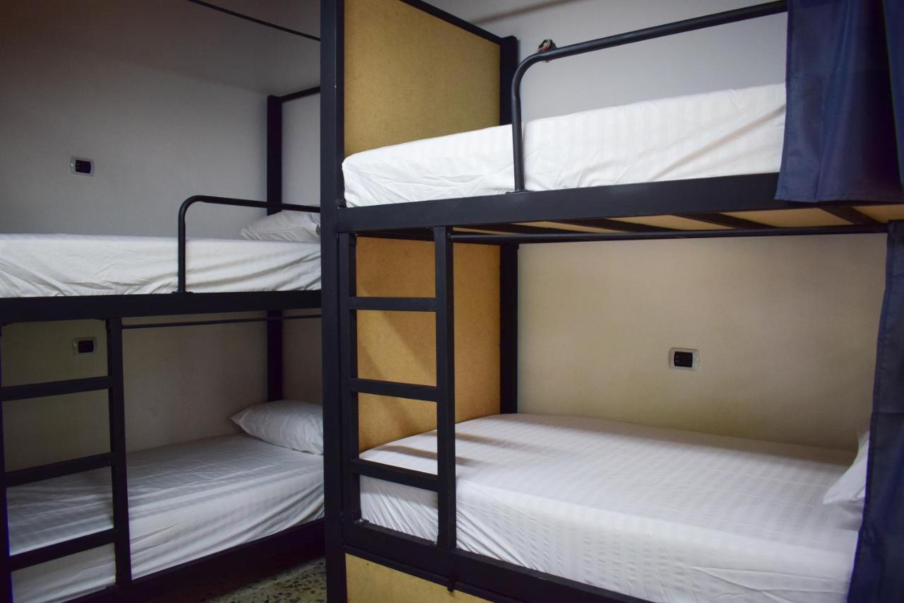 Area 51 Hostel Медельин Экстерьер фото