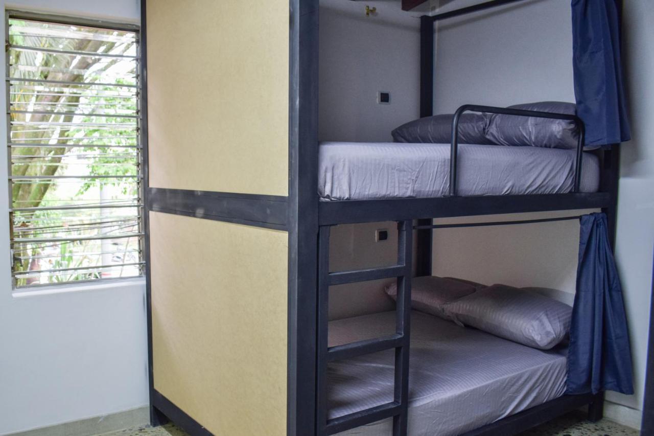 Area 51 Hostel Медельин Экстерьер фото