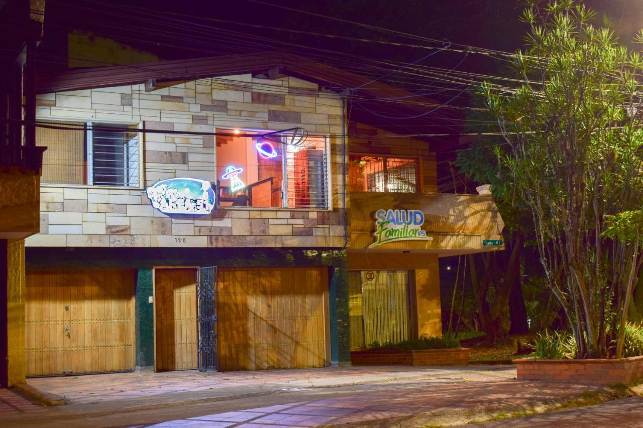Area 51 Hostel Медельин Экстерьер фото