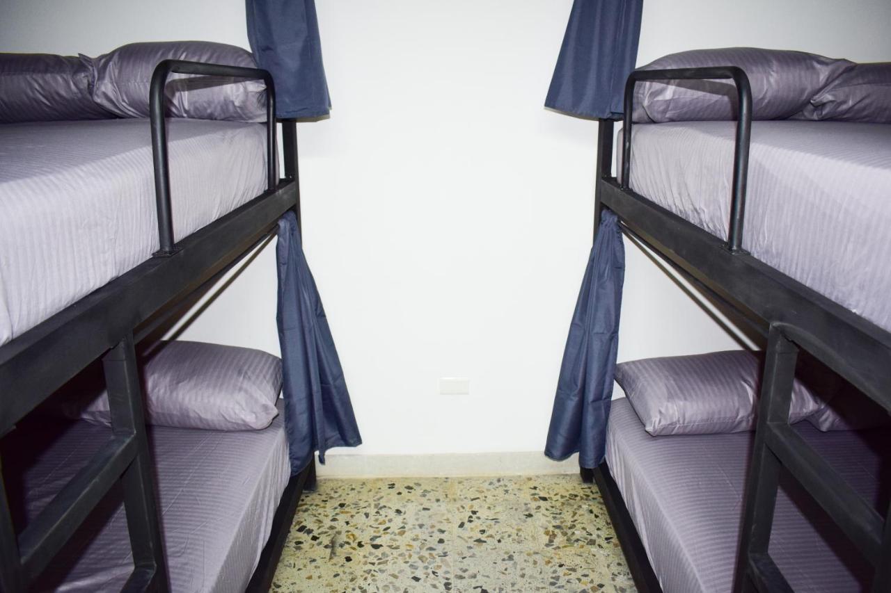Area 51 Hostel Медельин Экстерьер фото